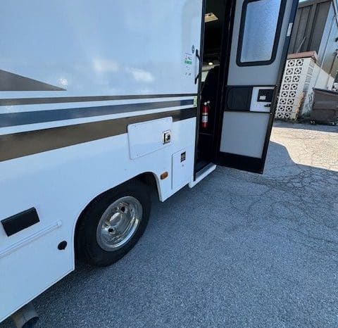 2022 Coachmen Freelander 27QB full