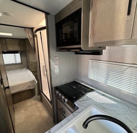 2022 Coachmen Freelander 27QB full