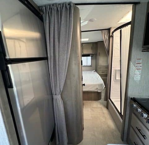 2022 Coachmen Freelander 27QB full