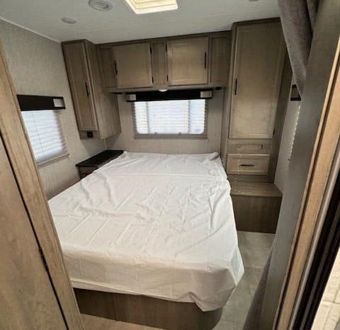 2022 Coachmen Freelander 27QB full