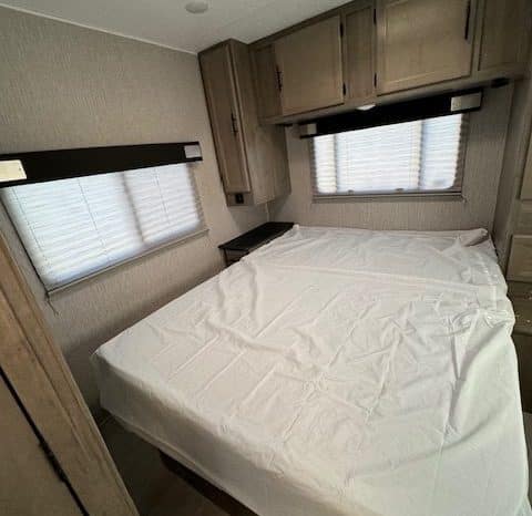 2022 Coachmen Freelander 27QB full