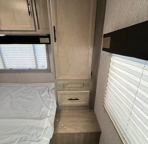 2022 Coachmen Freelander 27QB full