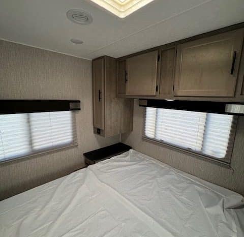 2022 Coachmen Freelander 27QB full