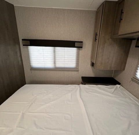 2022 Coachmen Freelander 27QB full