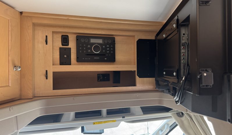2017 Winnebago Fuse 23T full