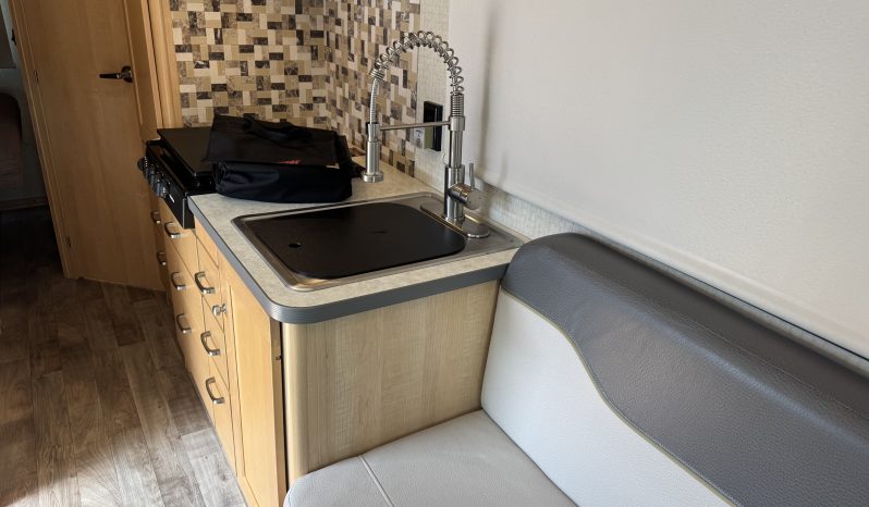 2017 Winnebago Fuse 23T full